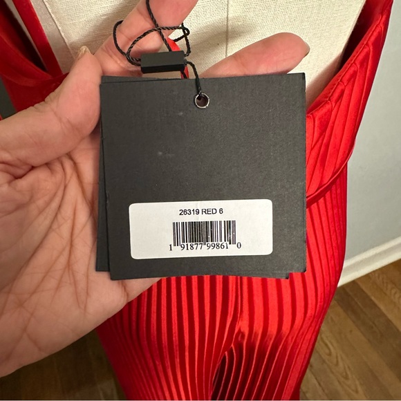 MAC DUGGAL Red Pleated Plunge Neck Wide Leg Jumpsuit - Picture 9 of 13